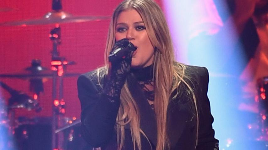 Kelly Clarkson's Wardrobe Malfunction During Show