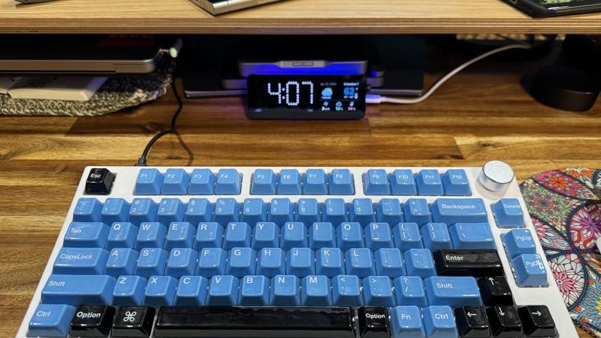Clock for Your Desk with Lots of Fun Stuff: Vobot Mini Dock