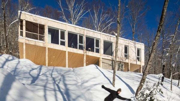 Modern Ski House in the Canadian Wilderness