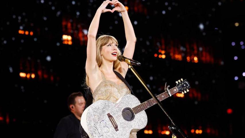 Taylor's Album Stays Number One!