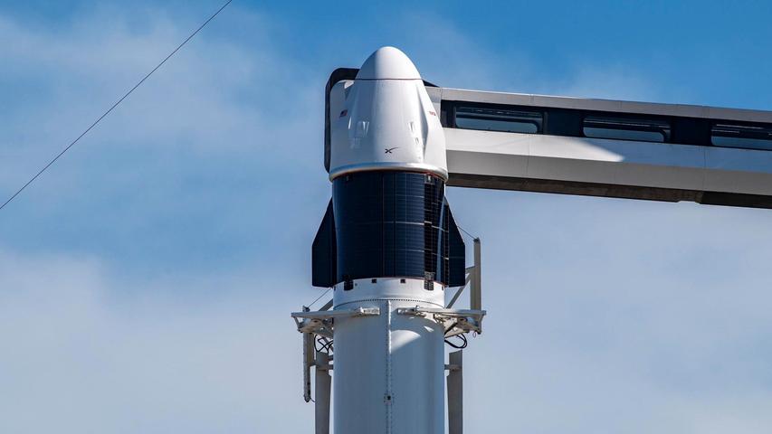 SpaceX Dragon Splashdowns Moving West