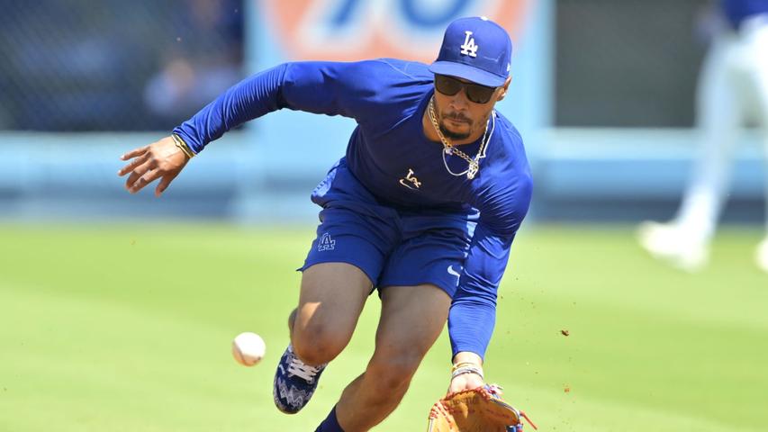 Mookie Betts Returns to Right Field for Dodgers