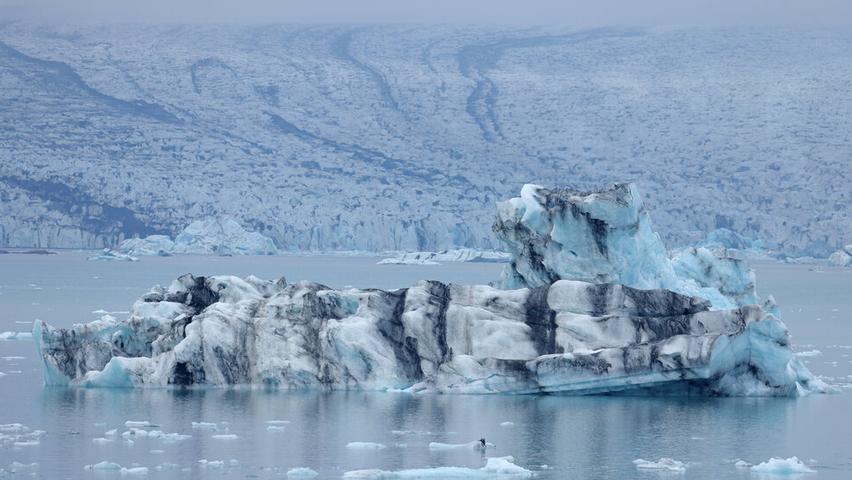 Ice Wall Falls on Tourists in Iceland