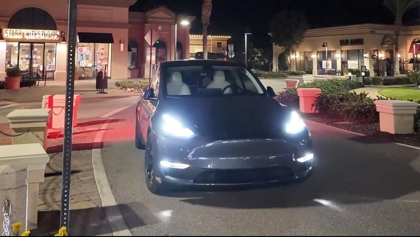 Tesla's Smart Car Can Drive Around a Circle!