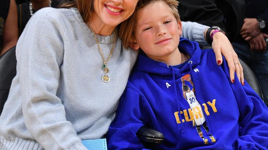 Jennifer Garner's Holiday Family Fun and Giving Back