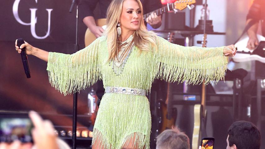 Carrie Underwood: Mom, Singer, and Family!