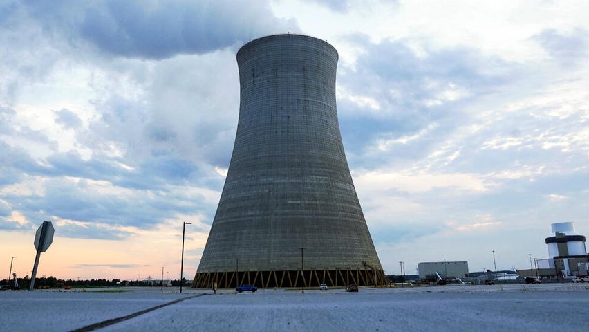 Trump Speeds Up Nuclear Plant Construction