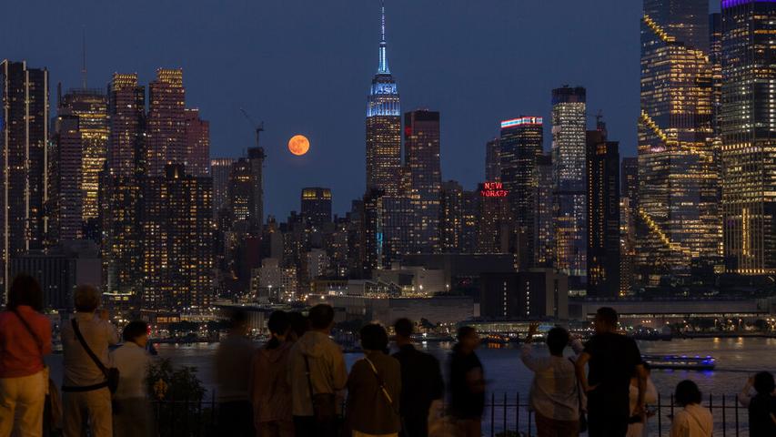 A Red Strawberry Moon!