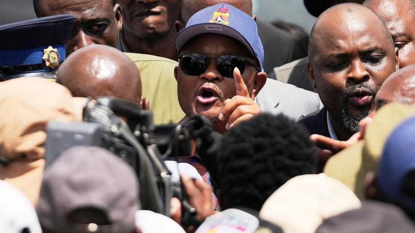 Police Minister in Trouble!