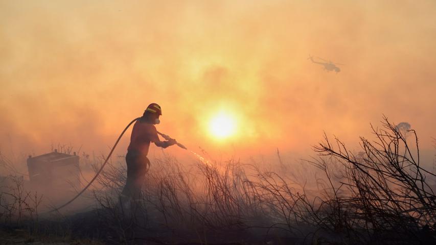 Big Fire Makes People Leave Their Homes!