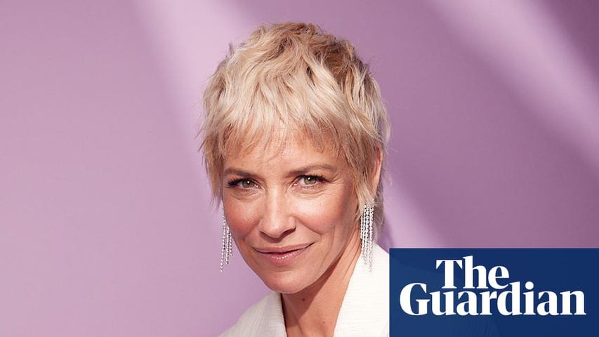 Actress Evangeline Lilly Fell and Hurt Her Head