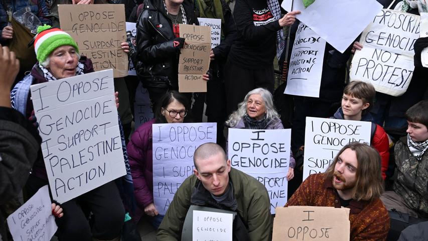 Friends Get Arrested for Peace Signs
